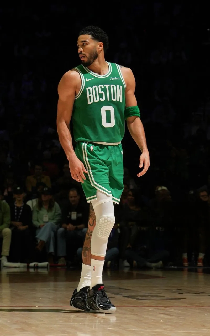 必一运动官方网站-塔图姆穿着野马配色Tatum4,砍下30分7篮板11助攻