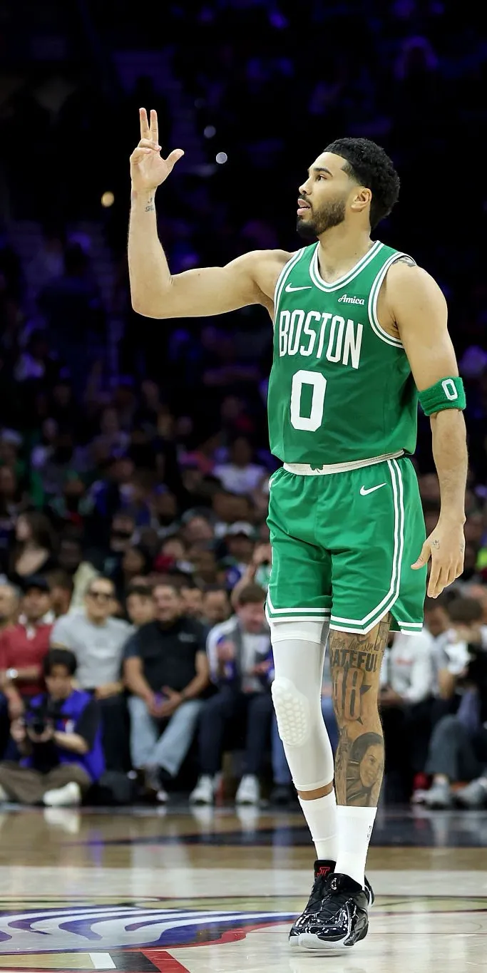 必一运动官方网站-塔图姆穿着野马配色Tatum4,砍下30分7篮板11助攻