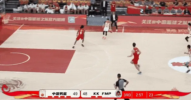 必一运动官方网站-焦泊乔空切对抗上篮打进得到9分,中国男篮领先至3分